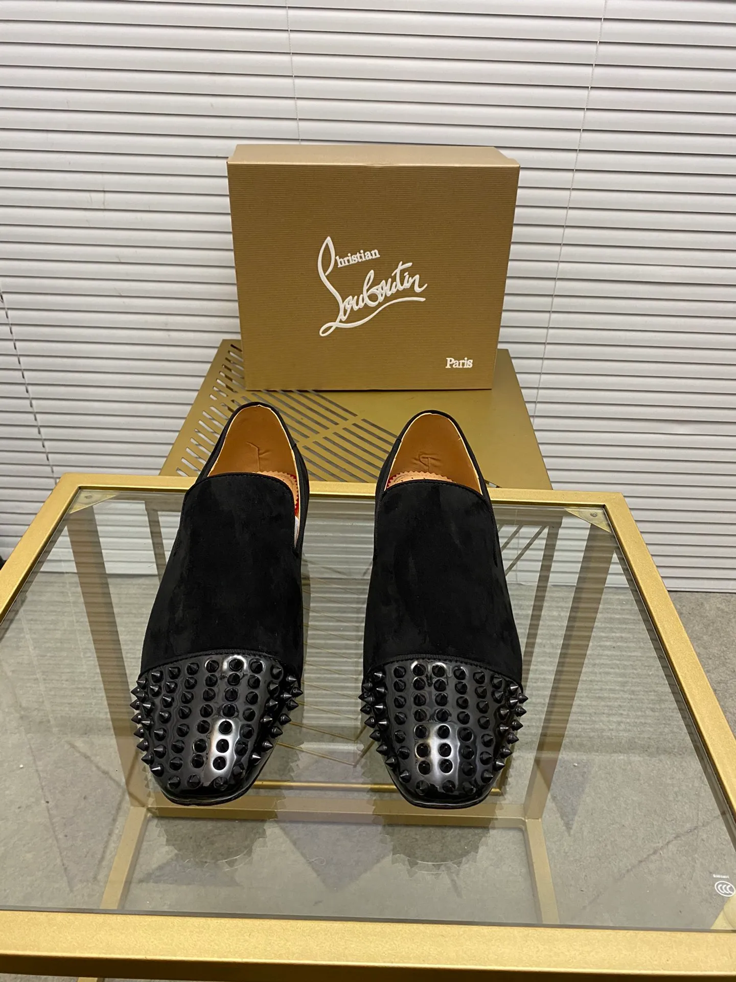 Made to order. Ex-factory price 500. christian louboutin (CL red-soled shoes) counter series, casual leather shoes 📢 📢 📢 Exclusive hot style release 🎈🎈💪 Movable latex feet 👻 Finished outsole sewing line [Deyi] 😝 #男38#-48, global supply 😝 [Top version]: Original imported genuine leather upper, top original leather lining, original molded TPU outsole, original 1:1 detail processing, original shoe last,